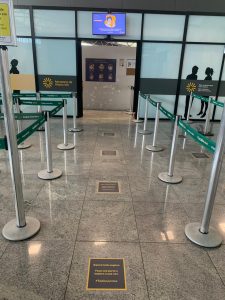 Nos locais de fila, marcadores foram instalados no piso para informar aos passageiros uma distância segura entre as pessoas. Foto: Divulgação