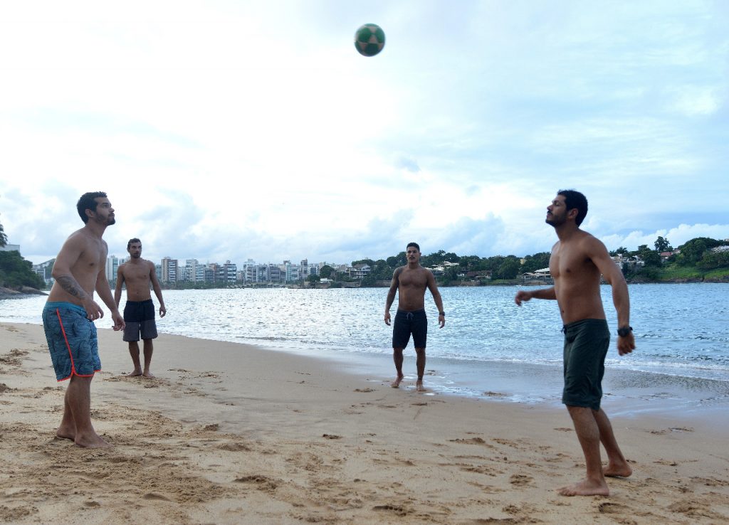 Amigos jogam altinha na Ilha do Boi, em Vitória. Foto: Chico Guedes