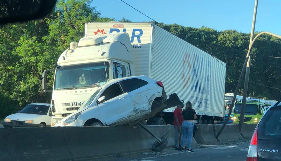 Após perder o controle do veículo, o carro parou sobre a mureta de concreto que divide a pista. Foto: BandNews