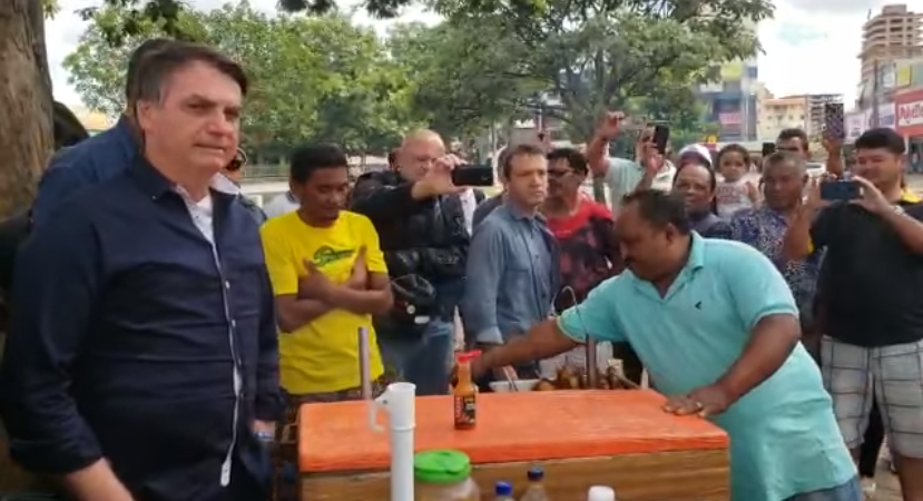 Bolsonaro esteve pelas ruas de Ceilândia e Taguatinga, no Distrito Federal, onde conversou com a população. Foto: Reprodução