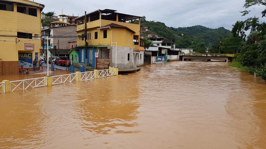 Chuva forte provoca alagamento em Marechal Floriano. Foto: Internauta