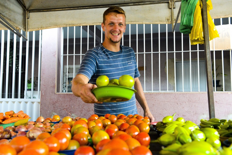 Feirante na barraca venendo limão na feira de Andorinhas. Foto: Divulgação/Prefeitura de Vitória