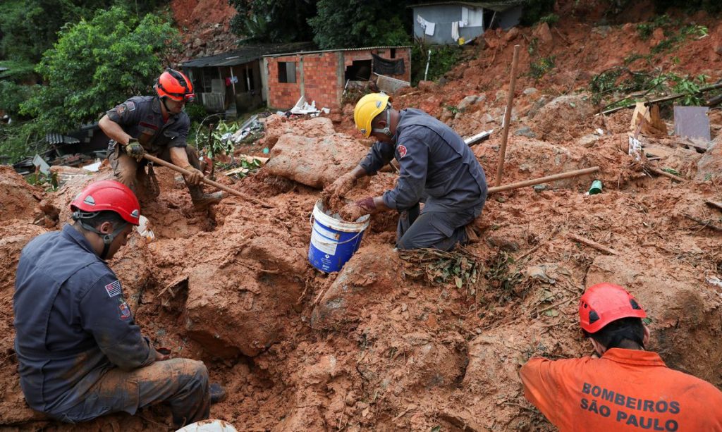 Corpo de Bombeiros trabalham em resgate na Baixada Santista. Foto: Amanda Perobelli