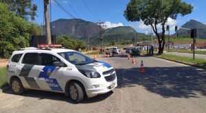 Agentes municipais, com o apoio da Polícia Militar, fiscalizam a entrada da cidade. Foto: Foto: Prefeitura de Guarapari