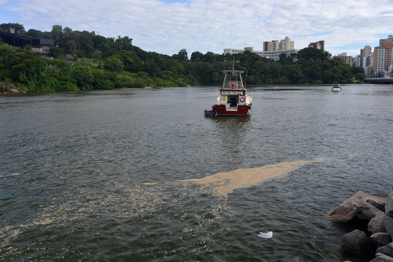 Grande parte dela da espuma é de composição de microalgas. Foto: Chico Guedes