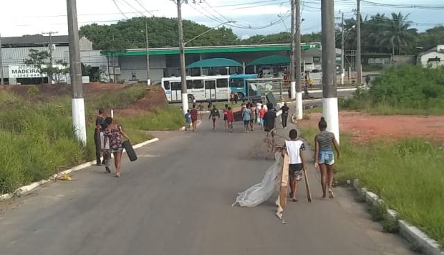 Manifestantes voltam a fechar a ES-010 em protesto contra morte de menina. Foto: Internauta