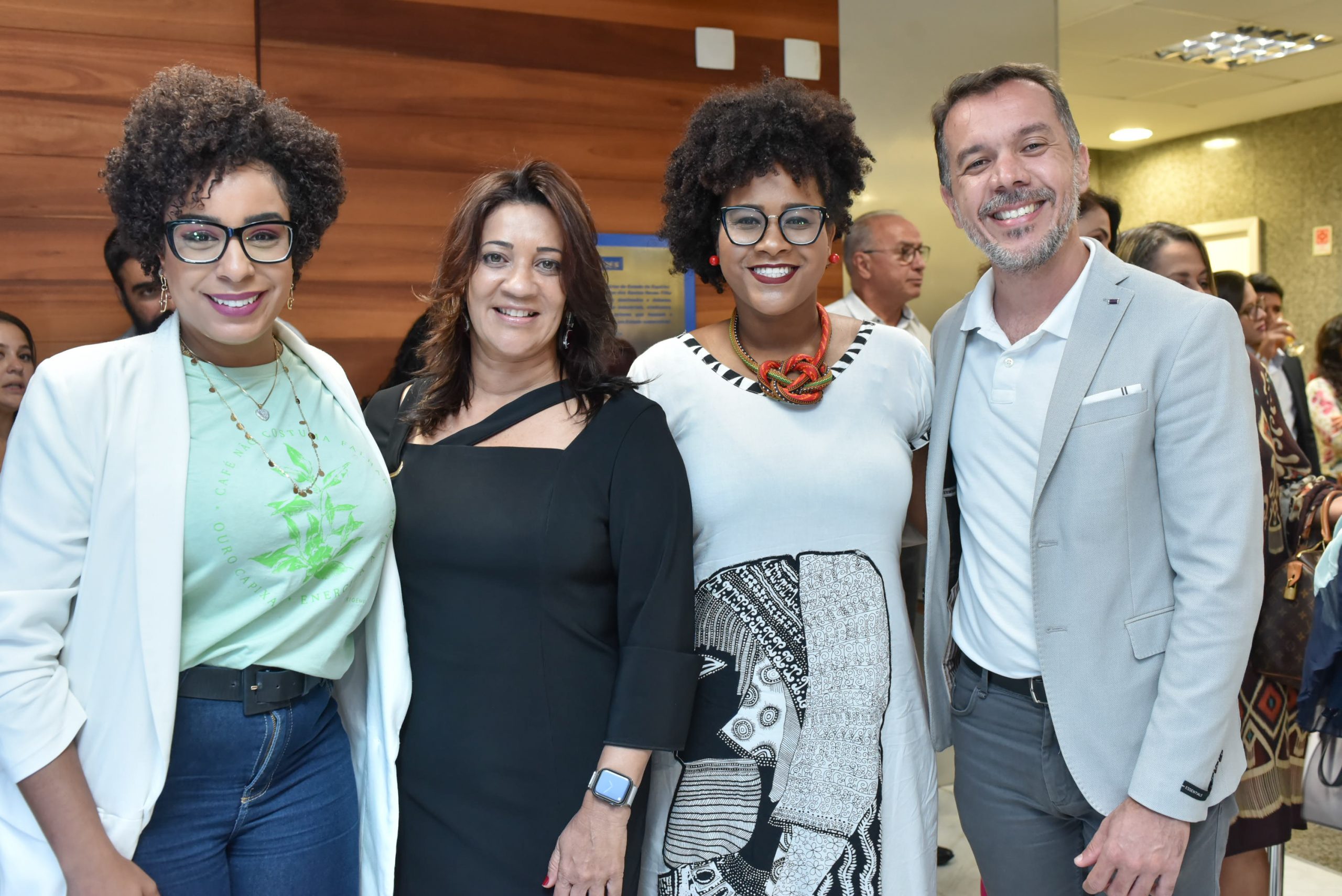 O superintendente de Pessoas e Serviços da Unimed Vitória, Cosme Peres, recebeu a empreendedora Bryce Caniçali, a diretora administrativa e de RH Marly Vidal e a ativista social Cryslaine Zeferina no evento de lançamento do movimento “Por Todas”. Foto: Monica Zorzanelli