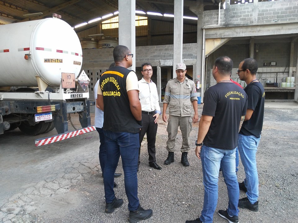 Operação conjunta do Procon-ES interdita fábrica clandestina de álcool em gel em Vila Velha. Foto: Governo do Espírito Santo