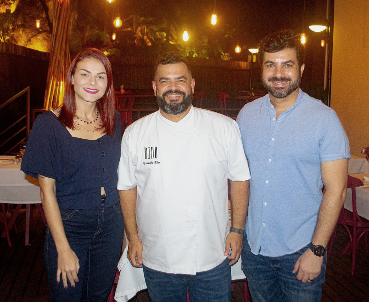 Os influencers Aline Zanardo e Márcio Borges com o chef Alessandro Eller: lançamento de novo menu do Dido Restaurante, acompanhado de degustação de vinhos. Foto: Divulgação