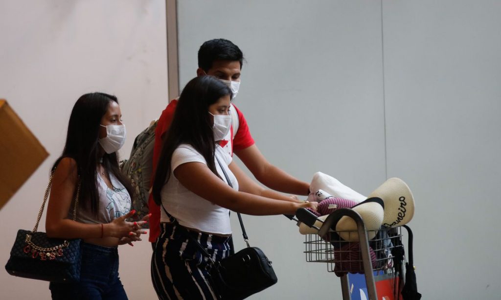 Passageiros e funcionários circulam vestindo máscaras contra o novo coronavírus (Covid-19) no Aeroporto Internacional Tom Jobim- Rio Galeão. Foto: Fernando Frazão/Agência Brasil