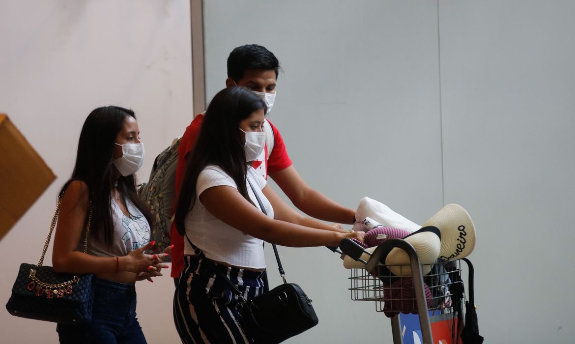 Passageiros e funcionários circulam vestindo máscaras contra o novo coronavírus (Covid-19) no Aeroporto Internacional Tom Jobim- Rio Galeão. Foto: Fernando Frazão/Agência Brasil