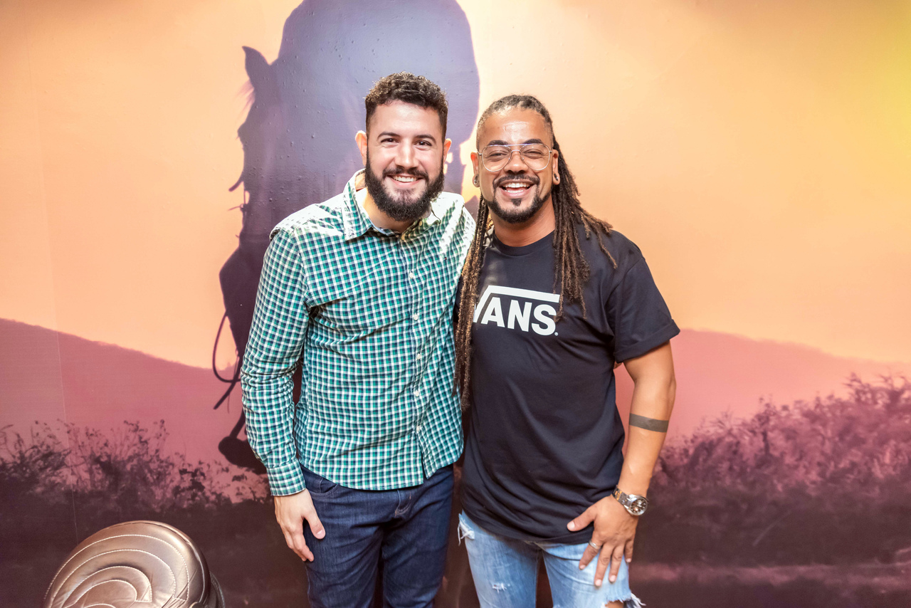 Pedro Paulo Moyses e o cantor Arnaldo Jr, do grupo Melanina Carioca, em noite de reabertura do Wanted Pub, na Praia do Canto. Foto: Monique Janutt