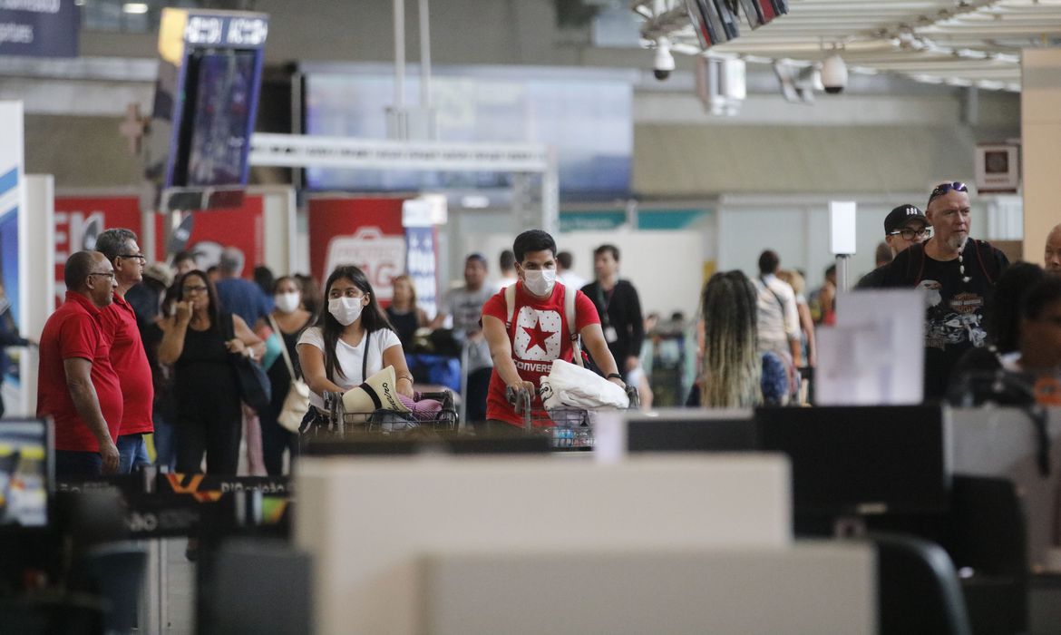 Passageiros e funcionários circulam vestindo máscaras contra o novo coronavírus (Covid-19) no Aeroporto Internacional Tom Jobim no Rio de Janeiro. Foto: Fernando Frazão/Agência Brasil
