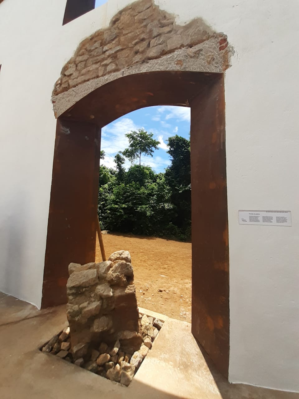 A fundação das paredes tinham bases reforçadas com pedras irregulares vindas de leitos de rio e depósitos marinhos assentadas com argamassa composta por argila, cal e areia, entre outros. Foto: Vinicius Arruda