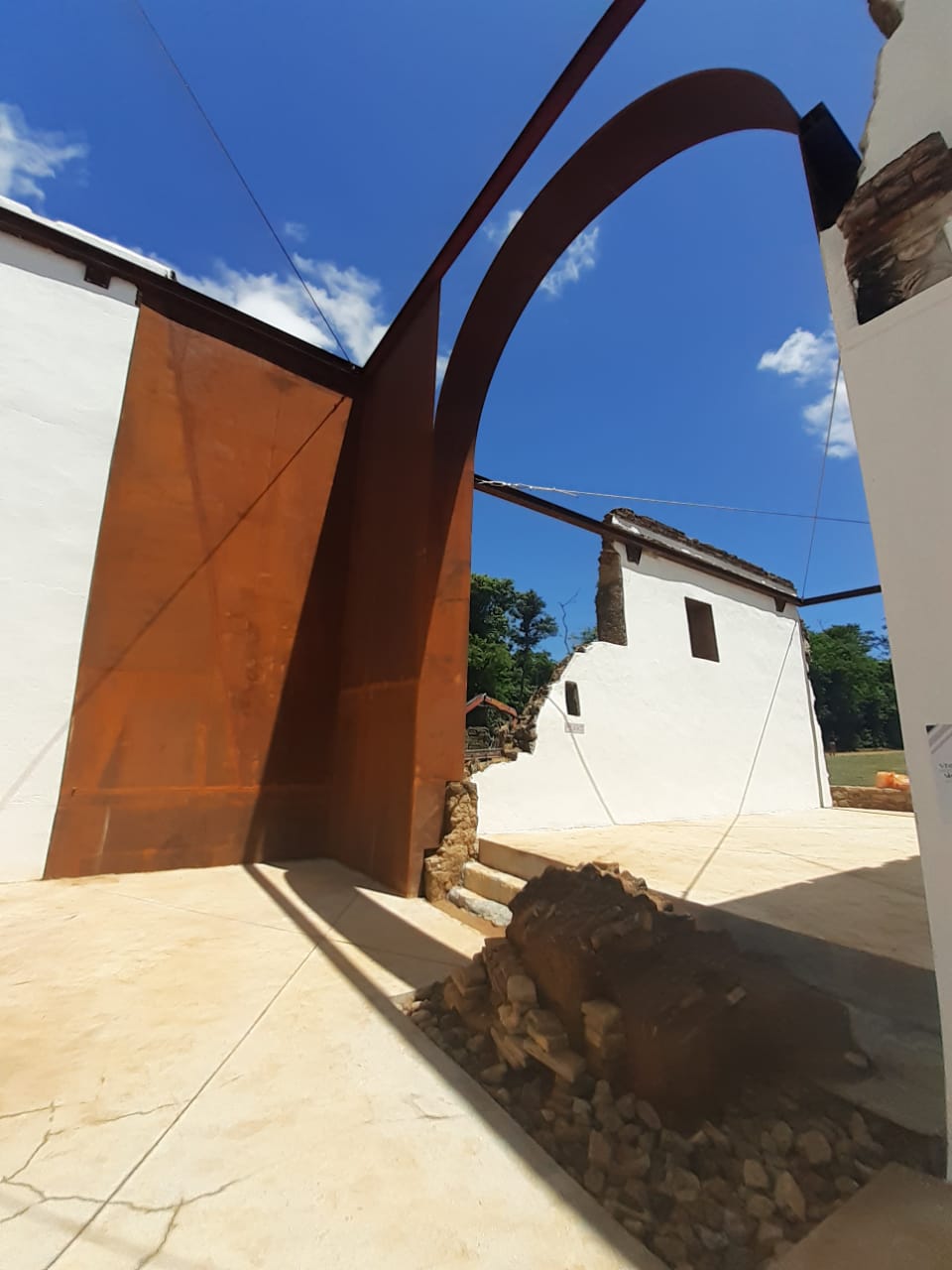 Em seu interior, arqueólogos localizaram parte do arco do cruzeiro que havia caído. Ele também foi reconstruído em aço pelos restauradores. Foto: Vinicius Arruda
