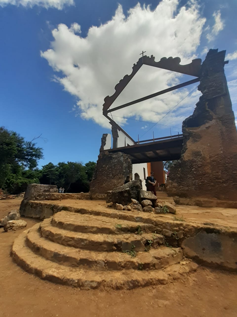 O frontão, elemento decorativo no nível superior da entrada da igreja, foi reconstruído em aço a partir de fragmentos em pedra da estrUtura original que estavam soterrados junto à escadaria original. Foto: Vinicius Arruda