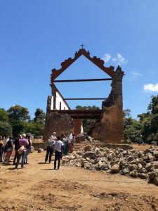 A entrada da igreja concentra pilhas de pedras que faziam parte do templo. Elas serão mantidas ali como parte das ruínas. Foto: Vinicius Arruda