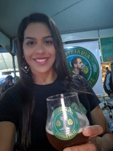 Sophia faz cerveja em casa e tem empresa de equipamentos de cerveja. Foto: Divulgação