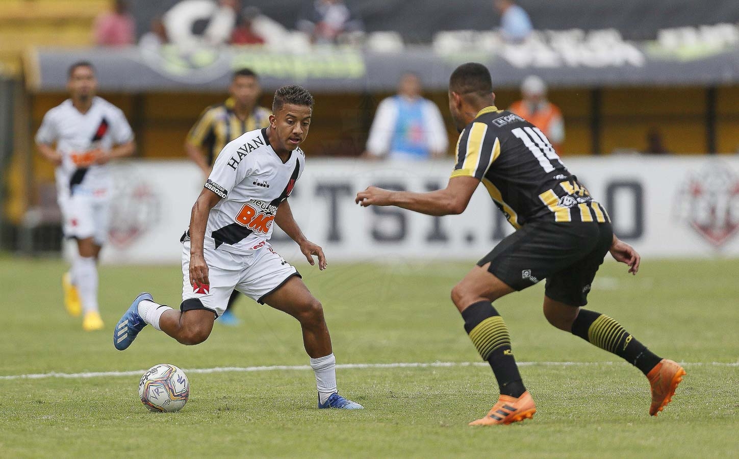 Vinícius encara a amarcação adversária Foto: Rafael Ribeiro/Vasco