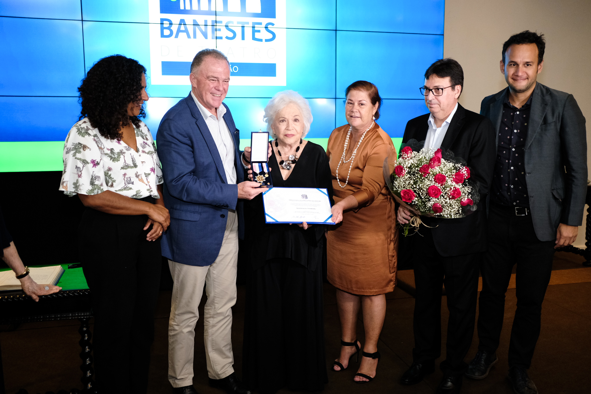 A vice-governadora Jacqueline Moraes, o governador Renato Casagrande, Nathalia Timberg, a primeira dama Maria Virginia, presidente do Banestes José Amarildo Casagrande e o secretário de cultura Fabricio Noronha em noite de homenagem. Foto: Camilla Baptistin