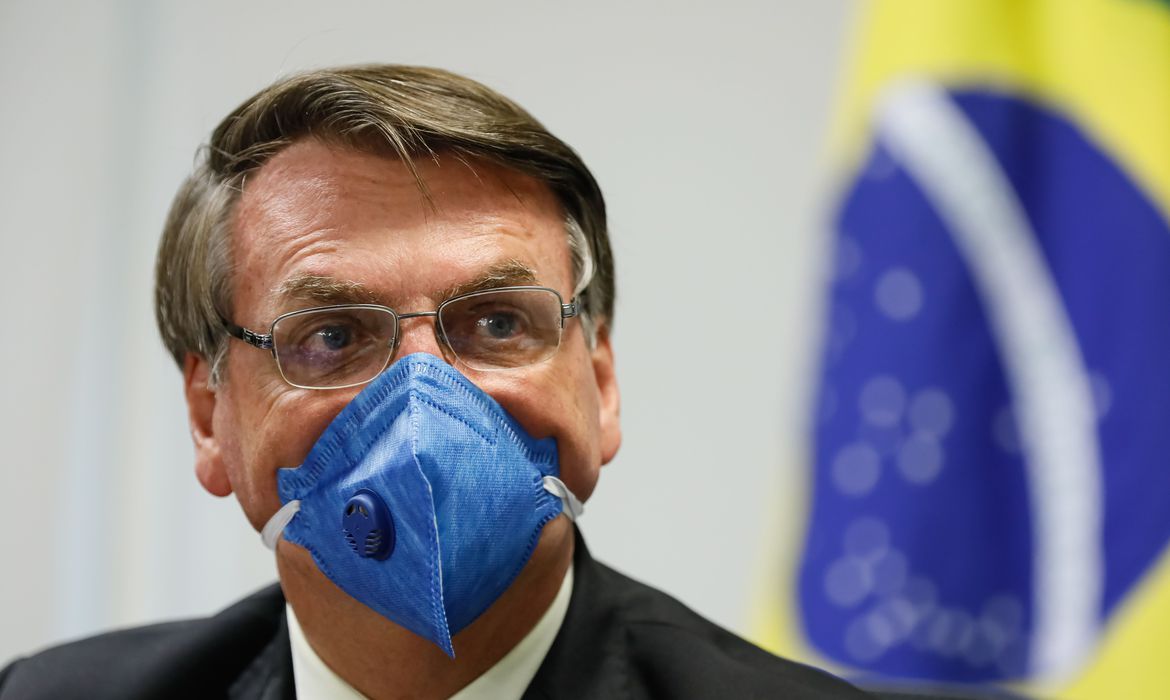 Em live, Bolsonaro diz agora que nunca chamou covid-19 de 'gripezinha'. Foto: Isac Nóbrega/PR