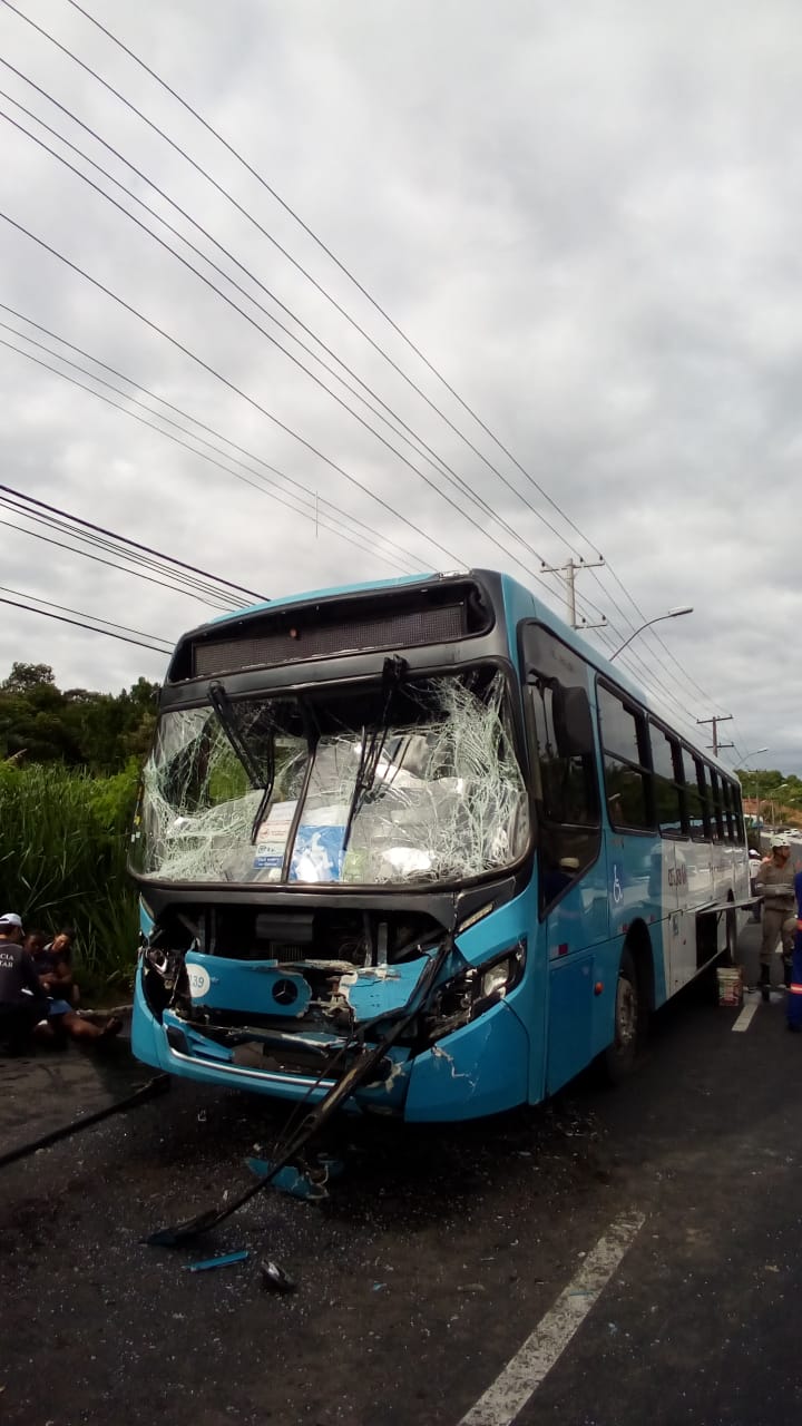 Acidente entre dois ônibus do Sistema Transcol na Norte Sul