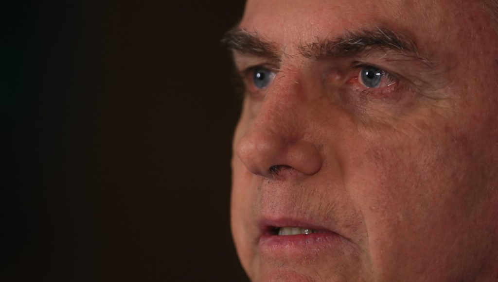 Bolsonaro acompanha anúncio de demissão de Moro pela TV. Foto: Isac Nóbrega/PR