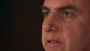 Bolsonaro acompanha anúncio de demissão de Moro pela TV. Foto: Isac Nóbrega/PR