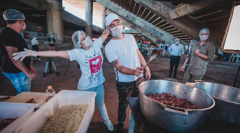 Maiara e Maraisa cozinham para famílias de baixa renda. Foto: Divulgação