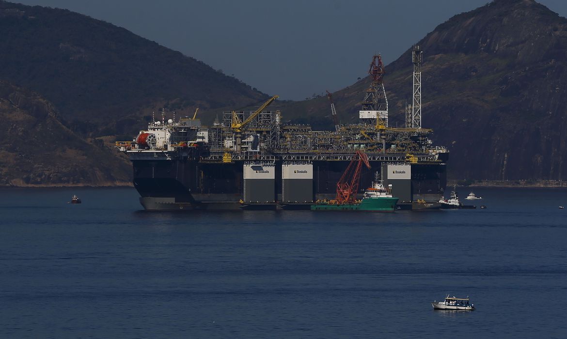 Plataforma de petróleo, P-67, ancorada na Baía de Guanabara, destinada ao Sistema de Produção do Campo de Lula, no pré-sal da Bacia de Santos. Foto: Tânia Regô/Agência Brasil