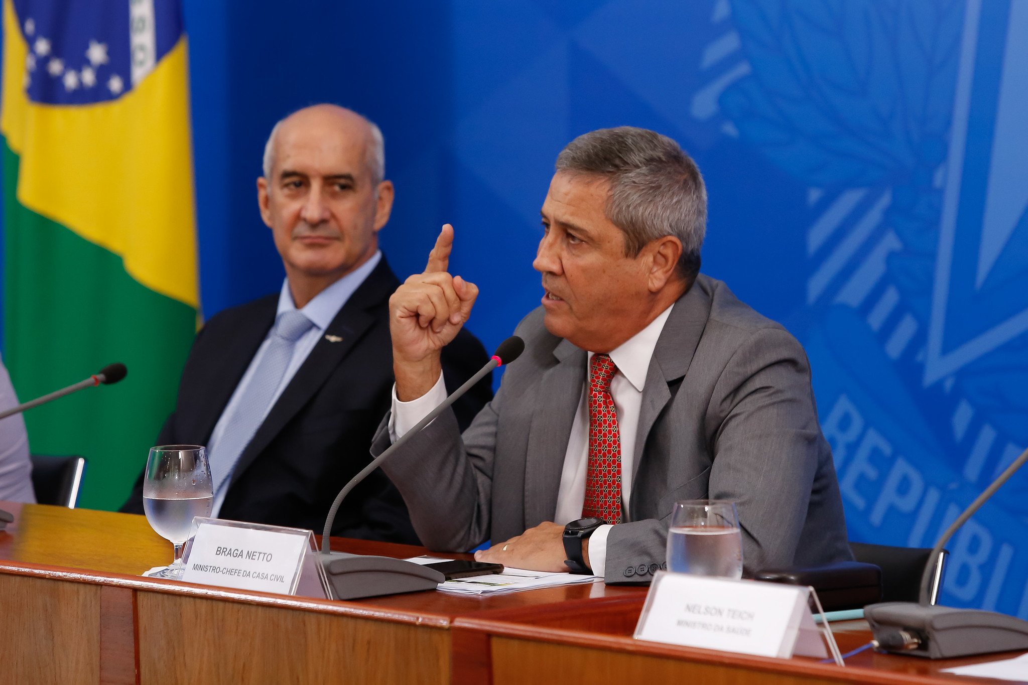 Ministro-Chefe da Secretaria de Governo, General Ramos, e o Ministro-Chefe da Casa Civil, Braga Neto, no lançamento do programa pró-Brasil. Foto: Anderson Riedel/PR