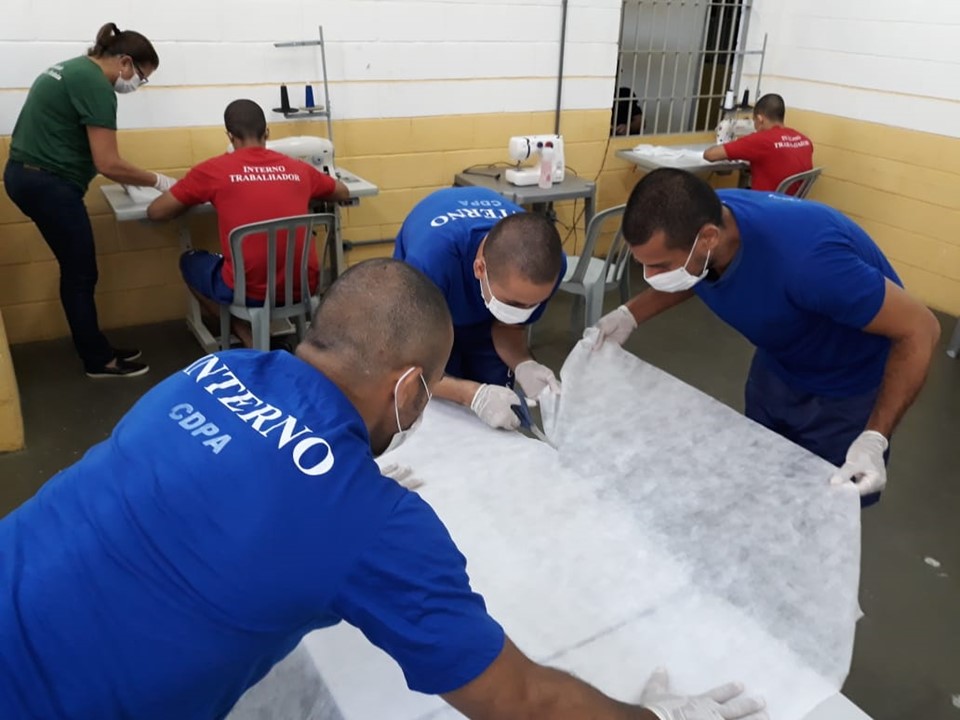 Presos do Espírito Santo confeccionam máscaras de tecido para prevenção ao covid-19. Foto: Divulgação/Sejus