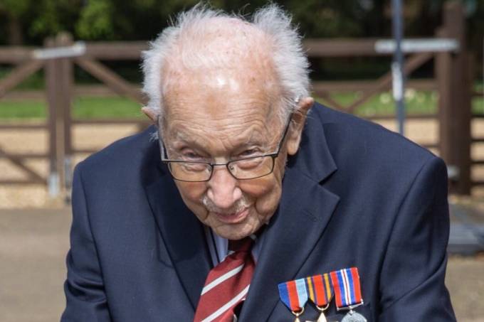 Tom Moore, idoso de 99 anos, morador da Inglaterra. Foto: Reprodução/Twitter