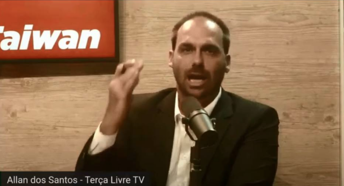 O deputado federal Eduardo Bolsonaro (PSL-SP) participa de transmissão ao vivo do site Terça Livre ao lado de dois investigados pelo inquérito das fake news: o blogueiro Allan dos Santos e a deputada Bia Kicis (PSL-DF) Foto: Reprodução