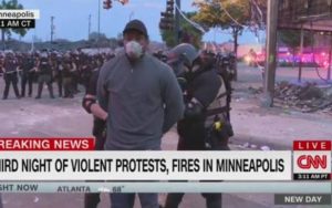 Repórter Omar JImenez, da CNN, é preso durante manifestação em Minneapolis, EUA