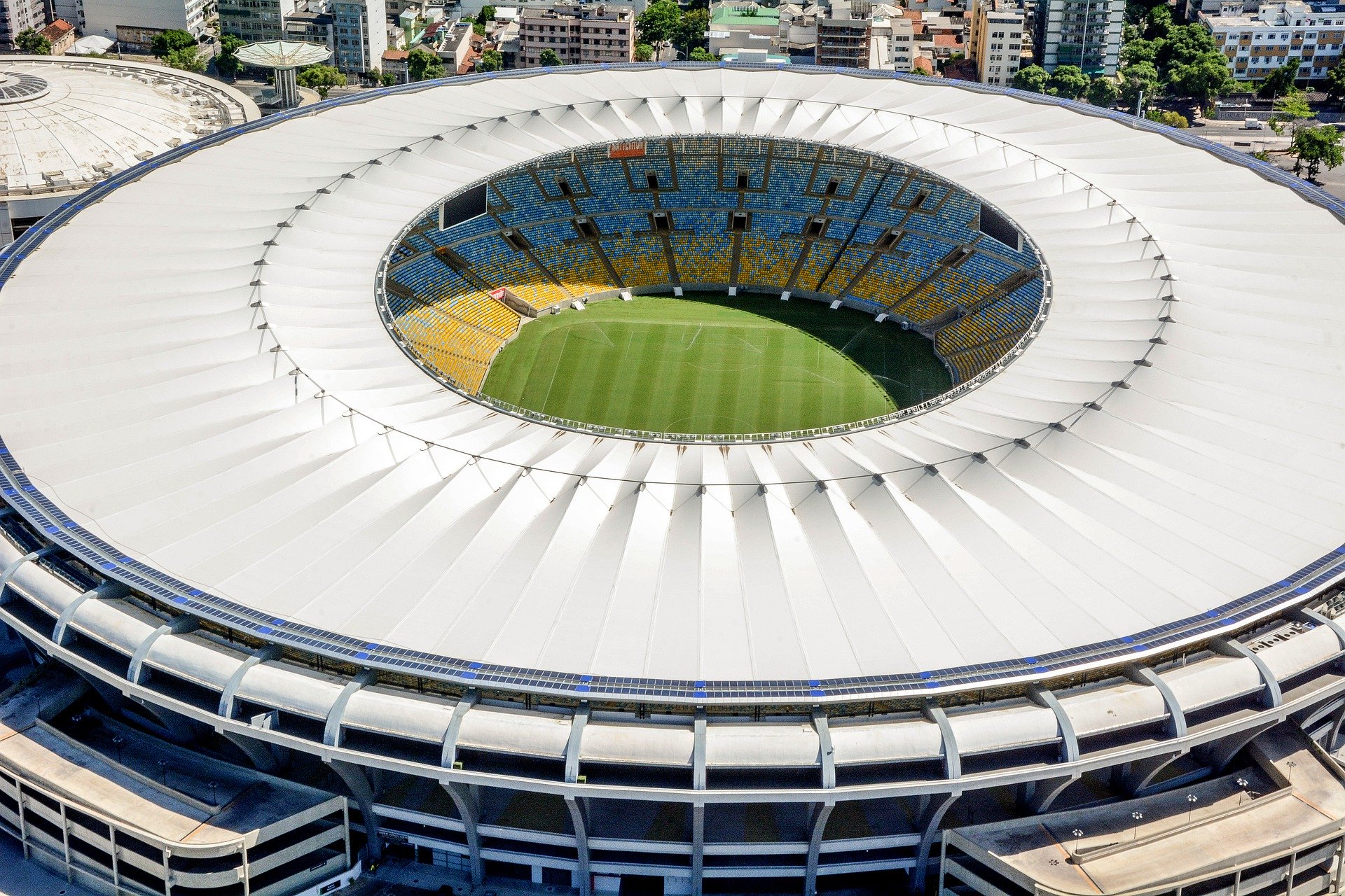 A última grande reforma no Maracanã foi concluída em 2013, custou aos cofres públicos mais de R$ 1 bilhão e reduziu a sua capacidade máxima para 78 mil torcedores. Foto: Jose Guertzenstein/Pixabay 