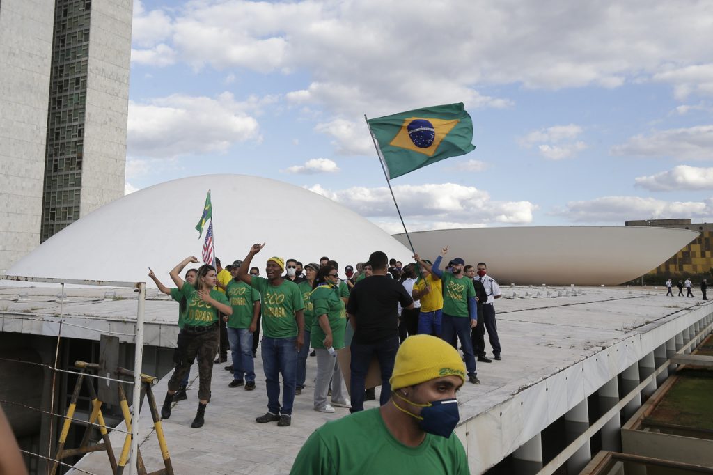 Apoiadores do presidente Jair Bolsonaro e membros do grupo _300 do Brasil_, liderado por Sara Winter, sobem a rampa do prédio do Congresso Nacional e ficam na parte externa. Foto: Dida Sampaio/Estadão Conteúdo