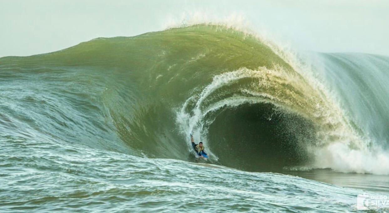 Bernardo Nassar surfando onda na Praia da Costa, em Vila Velha. Foto: Diego Silva/Divulgação