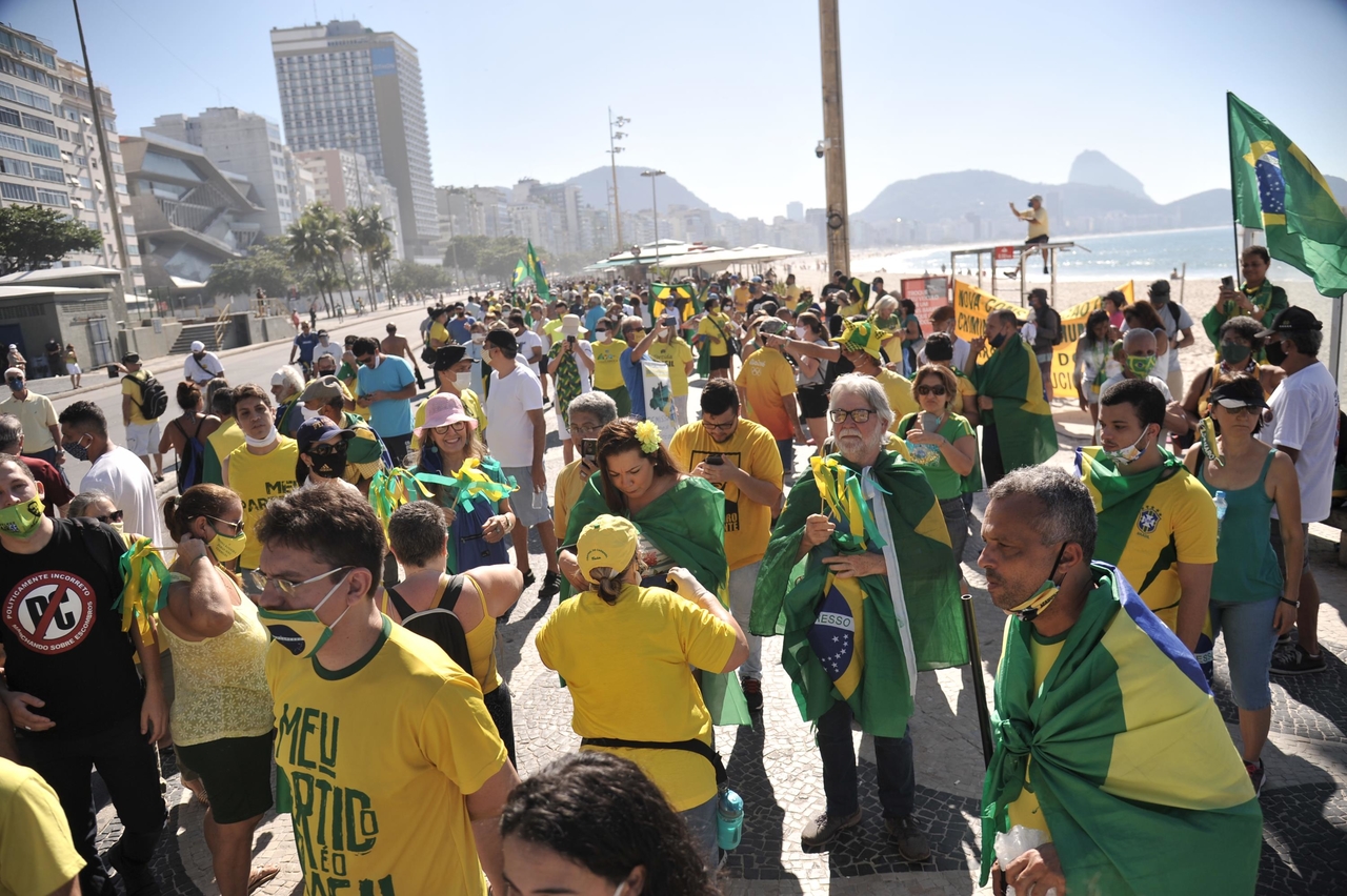 Movimentação da manifestação Pró Bolsonaro, realizado na praia de Copacabana, na cidade do Rio de Janeiro, RJ, neste domingo (21). Foto: Saulo Angelo/Estadão Conteúdo