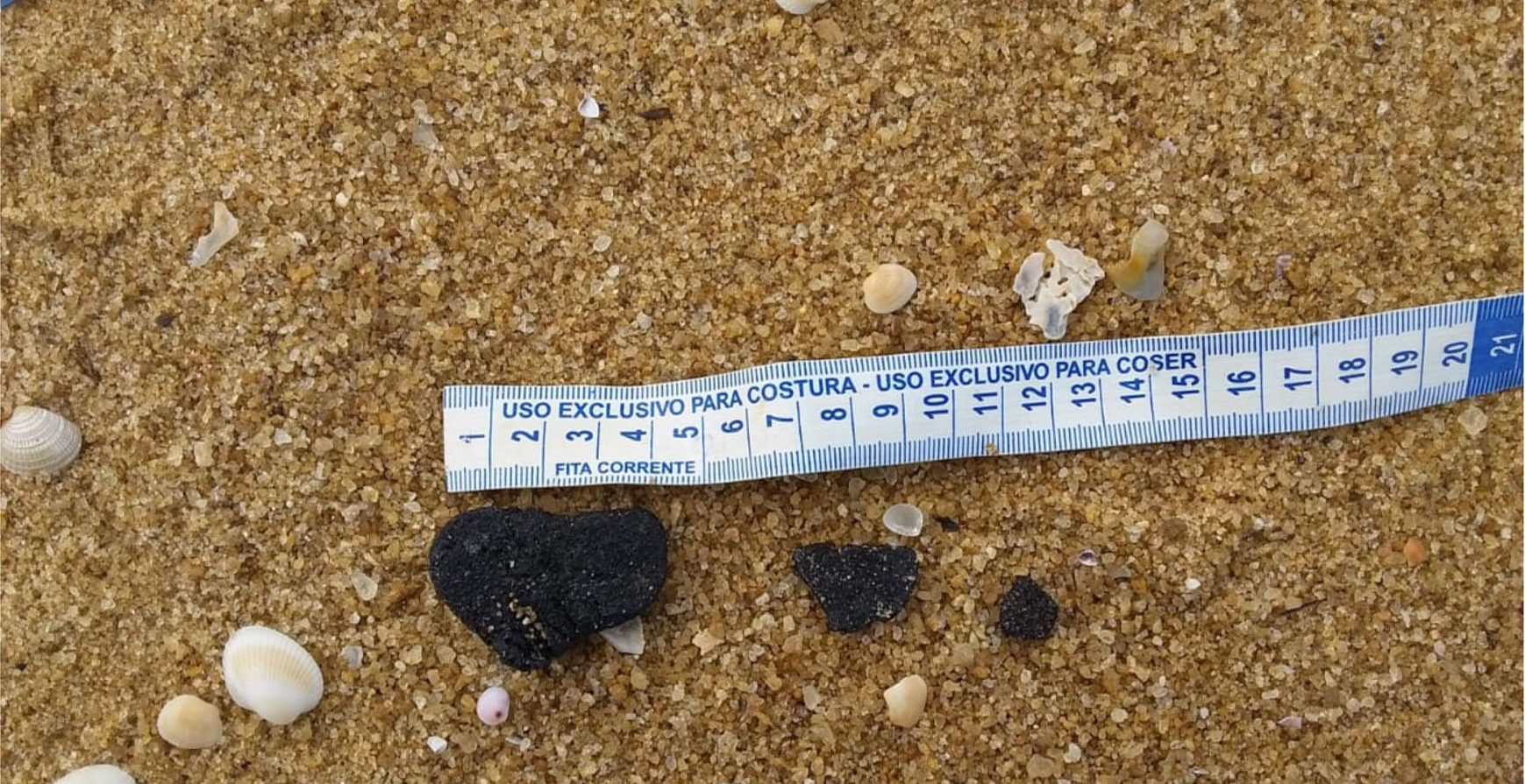 Manchas de óleo encontradas na praia de Guriri, em São Mateus. Foto: Reprodução/Prefeitura de São Mateus