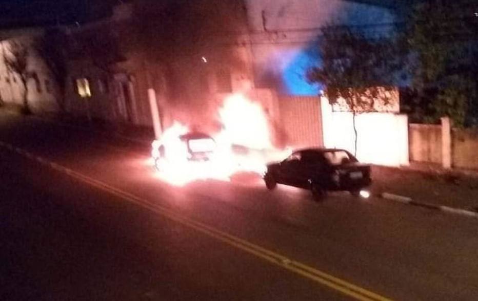 Carro incendiado em Bragança Paulista. Foto: Redes sociais