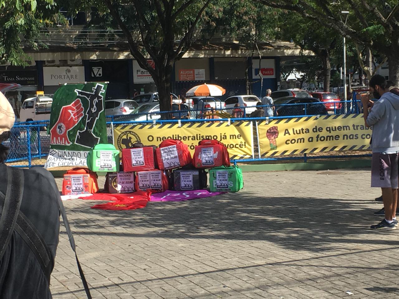 Bolsas térmicas utilizadas pelos entregadores foram empilhadas na praça Regina Frigeri, em Jardim da Penha, Vitória. Foto: Reprodução