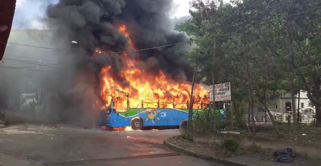 O responsável pelo incêndio fugiu e deixou uma mensagem de represália ao motorista. Foto: Reprodução