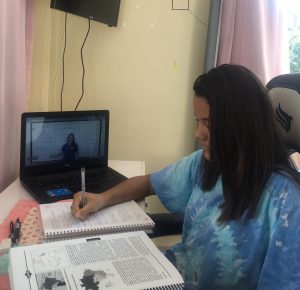 Júlia estudando pelo material da Unipró. Foto: Divulgação