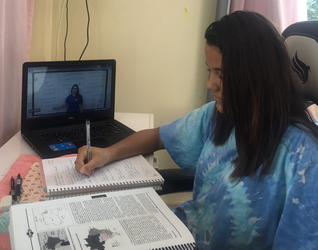 Júlia estudando pelo material da Unipró. Foto: Divulgação