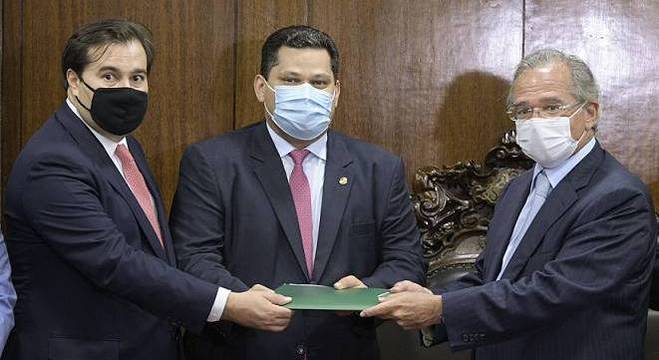 Paulo Guedes entrega primeira fase da proposta de reforma tributária. Foto: Agência Senado