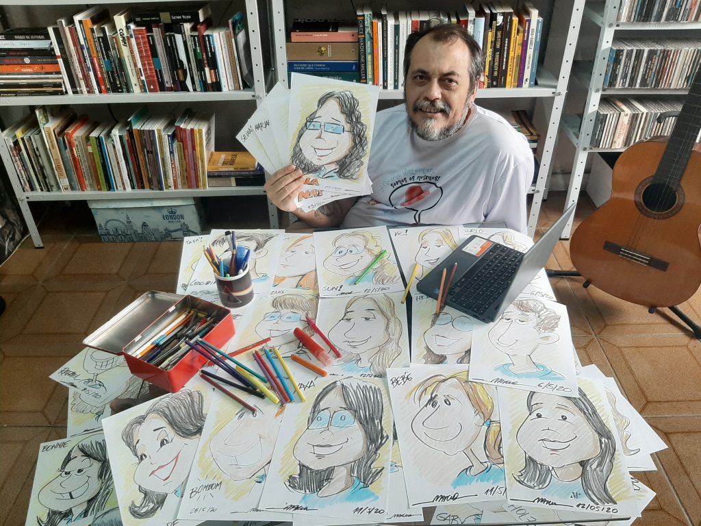 Professor de História da Monteiro e desenhista, Márcio Vaccari, faz caricatura para incentivar alunos a participarem das aulas. Foto: Divulgação