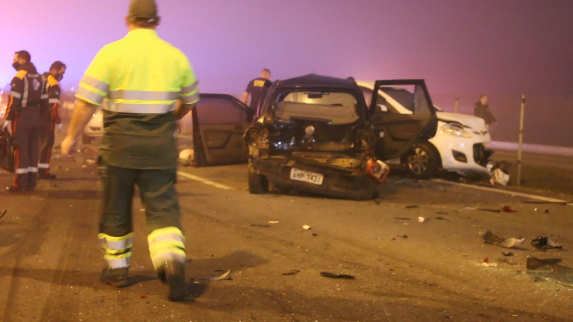 O acidente envolveu pelo menos 22 veículos, deixando oito mortos e 23 feridos em São José dos Pinhais, no Paraná. Foto: Reprodução/CNN