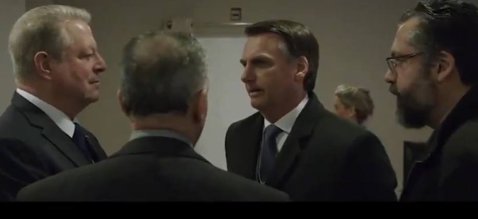 Documentário foi dirigido pelo alemão Marcus Vetter e traz cenas dos bastidores do Fórum Econômico Mundial de Davos. Foto: Reprodução