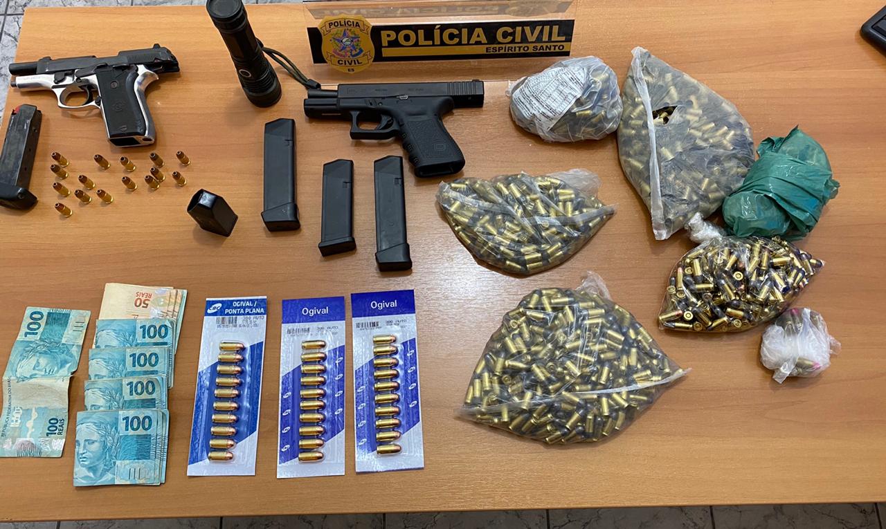 Durante a operação, foram apreendidas duas pistolas calibre .380, mais de mil munições e R$ 5 mil em dinheiro. Foto: Divulgação/Polícia Civil